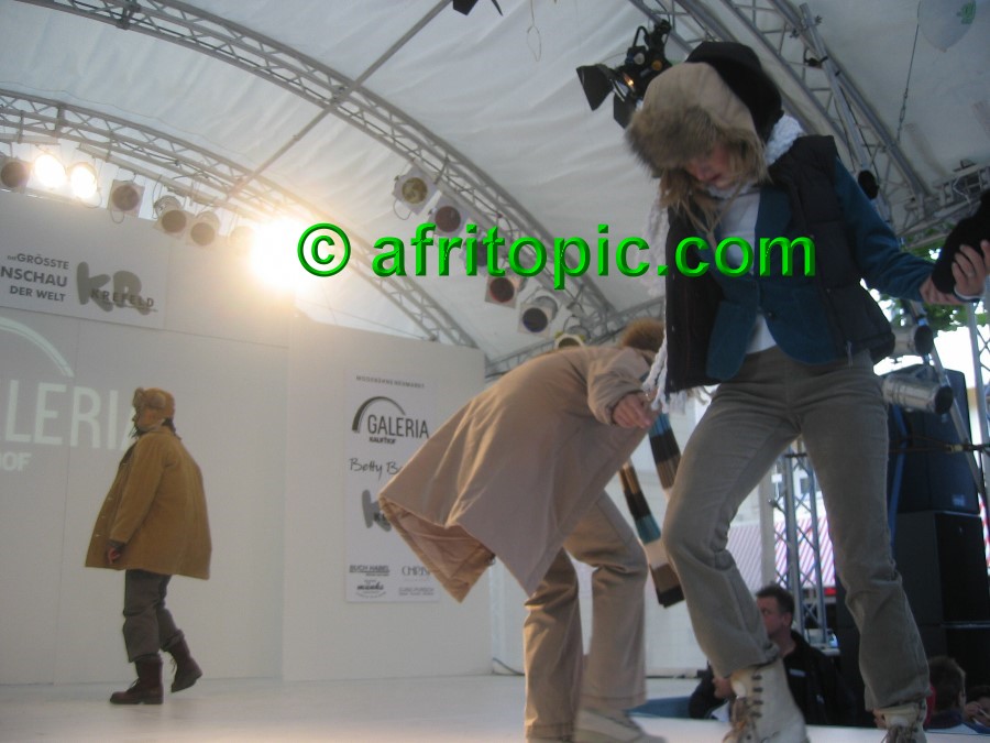 ../Images/Krefeld-Strssenmodenschau-2005 152.jpg